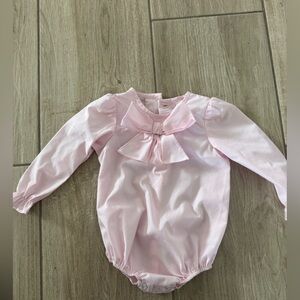Beaufort Bonnet Company Beatrice Bow Blouse Onesie Size 0-6m Palm beach pink